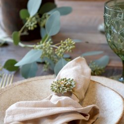 servietring med blomst brugt p� serviet ved bordd�kning