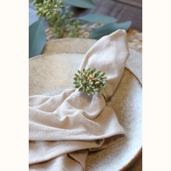 servietring med blomst p� tallerken i naturligt milj�