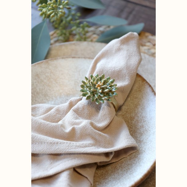 servietring med blomst p� tallerken i naturligt milj�