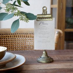 holder med klips brugt til menu p� opd�kket bord