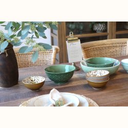 holder med klips ved siden af sk�le i hyggeligt milj�