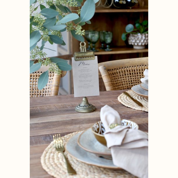 holder med klips i brug til bordkort og servietter