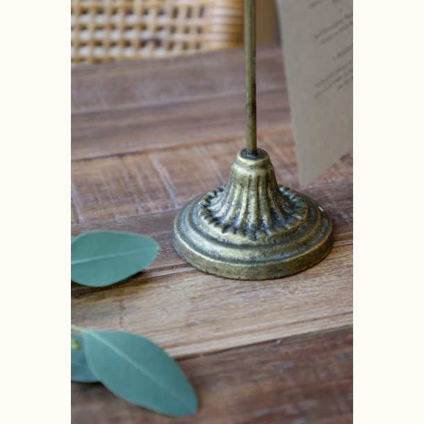 detalje af fod p� holder i antik messing