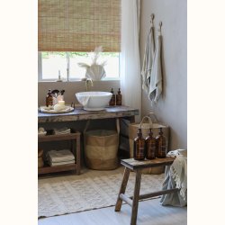 Gammelt tr�bord ved spiseplads og spejle