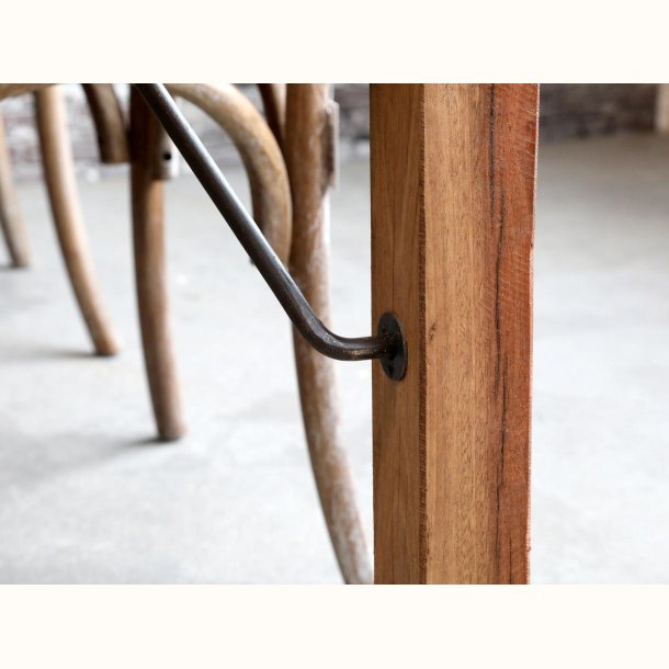 Sammenklappeligt jernben p� Grimaud bord i vintage stil