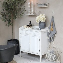 Skab m. riller 2 l�ger og 1 skuffe