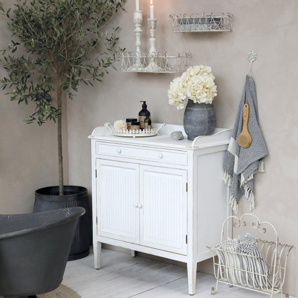 Skab m. riller 2 l�ger og 1 skuffe