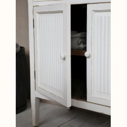 Skab m. riller 2 l�ger og 1 skuffe