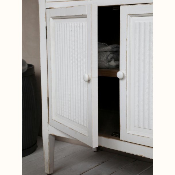 Skab m. riller 2 l�ger og 1 skuffe