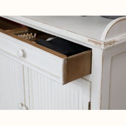 Skab m. riller 2 l�ger og 1 skuffe