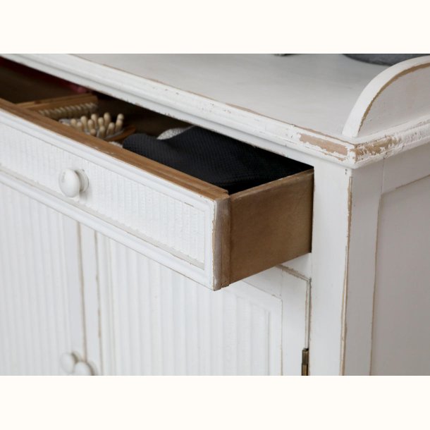 Skab m. riller 2 l�ger og 1 skuffe