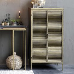 Metalskab med lamell�ger til vintage interi�r og hyggelig indretning