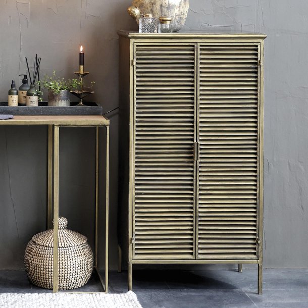Metalskab med lamell�ger til vintage interi�r og hyggelig indretning
