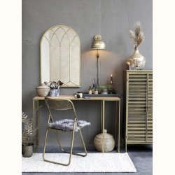 Skab i antique messing med klassisk elegance og rustikt design