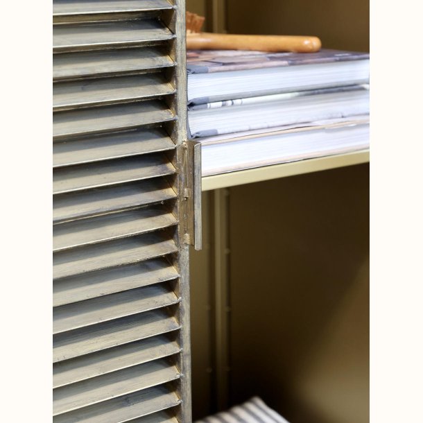 Detalje af lamell�ger i patineret metal og antique messing