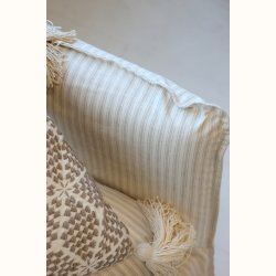 detalje af ryg og stof p� stol i h�r