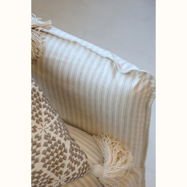 detalje af ryg og stof p� stol i h�r