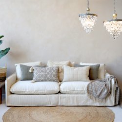 sofa i h�r med puder placeret i stue med t�ppe