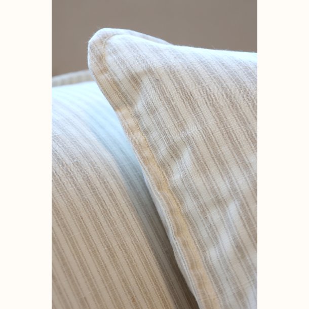 detalje af pude og stof p� sofa i h�r