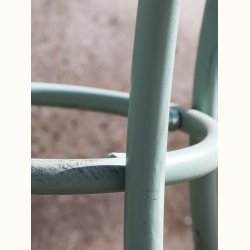 detalje af stol i jern med gr�n antique finish