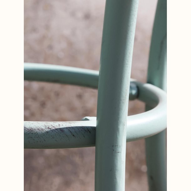 detalje af stol i jern med gr�n antique finish