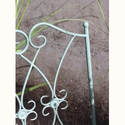 ornamenteret ryg p� stol i gr�nt caf�s�t