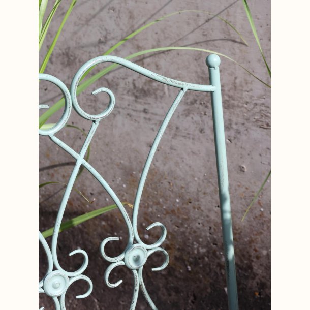 ornamenteret ryg p� stol i gr�nt caf�s�t