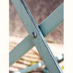 krydsstel i jern p� gr�nt caf�s�t