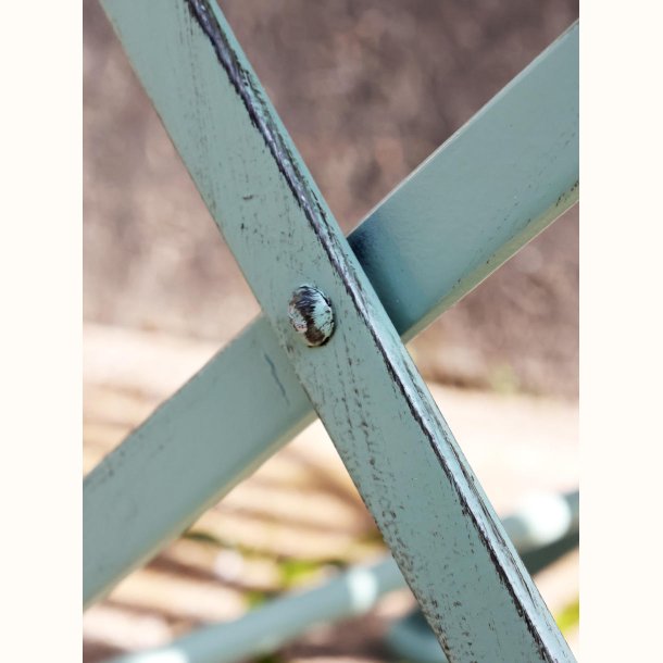 krydsstel i jern p� gr�nt caf�s�t