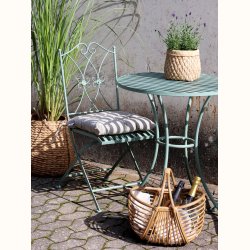 gr�nt caf�s�t med bord og stole p� stenbel�gning