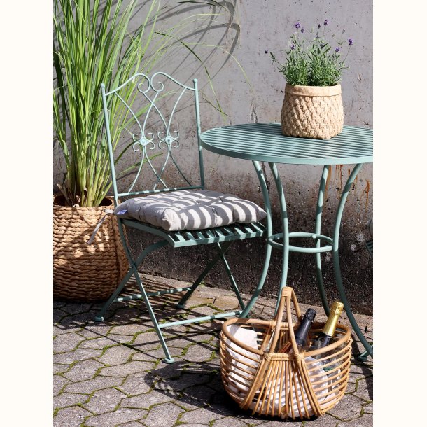 gr�nt caf�s�t med bord og stole p� stenbel�gning