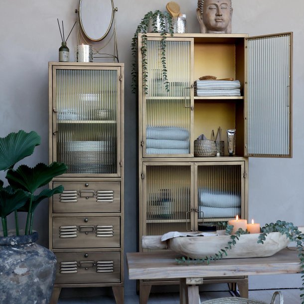H�jt vitrineskab i jern og glas til vintage interi�r og hyggelig indretning