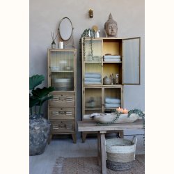 Vitrineskab med riflede glasl�ger og klassisk elegance i stuen