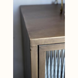 Detalje af vitrineskab i antique messing med riflet glas og patineret metal