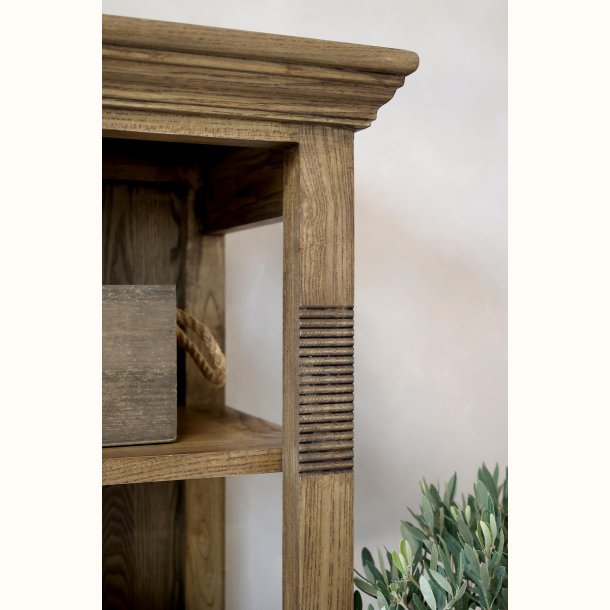 Reol i naturtr� med dekorative hylder og elegant opbevaring