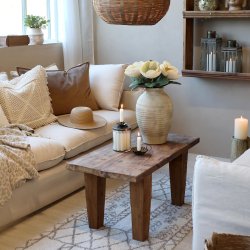 Sofabord foran sofa med vase og lys