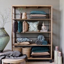 H�j reol i grantr� med puder og hyggelig indretning i stuen