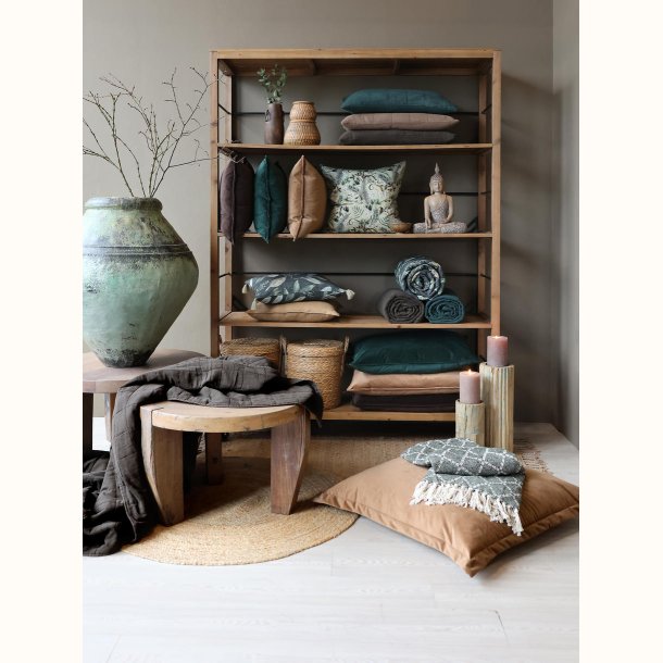 Reol med hylder i naturtr� til opbevaring og vintage interi�r