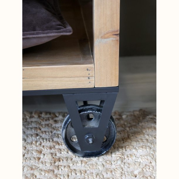 Industrihjul p� reol i jern og naturtr� med rustikt design