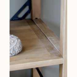 Detalje af hylde i grantr� med naturlig struktur og nordisk indretning