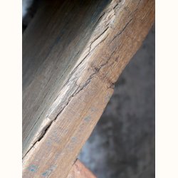 N�rbillede af r�t genbrugstr� bord