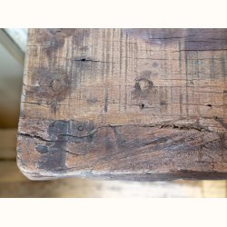 Overflade p� rustikt Grimaud bord