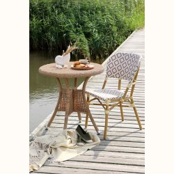 bistrostol i flet ved rundt bord milj�