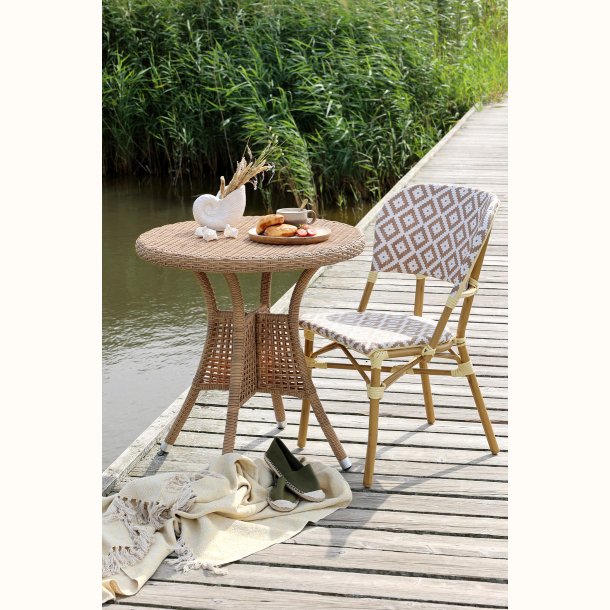 bistrostol i flet ved rundt bord milj�