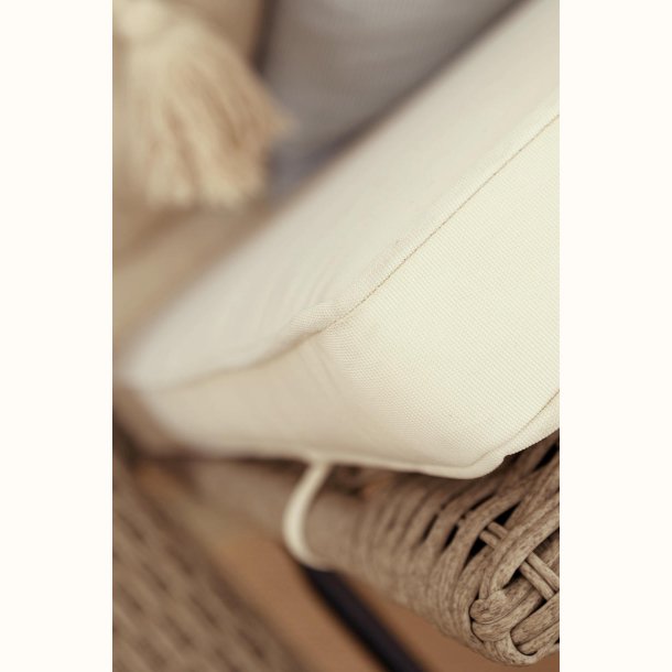 detalje af hynde og syning pa solvogn