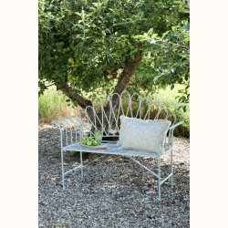 metal b�nk med puder udend�rs