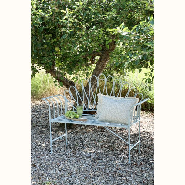 metal b�nk med puder udend�rs