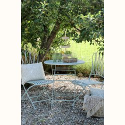 caf�s�t i lysebl� placeret i have med gr�nne omgivelser