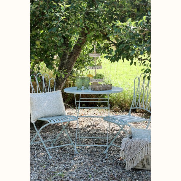 caf�s�t i lysebl� placeret i have med gr�nne omgivelser