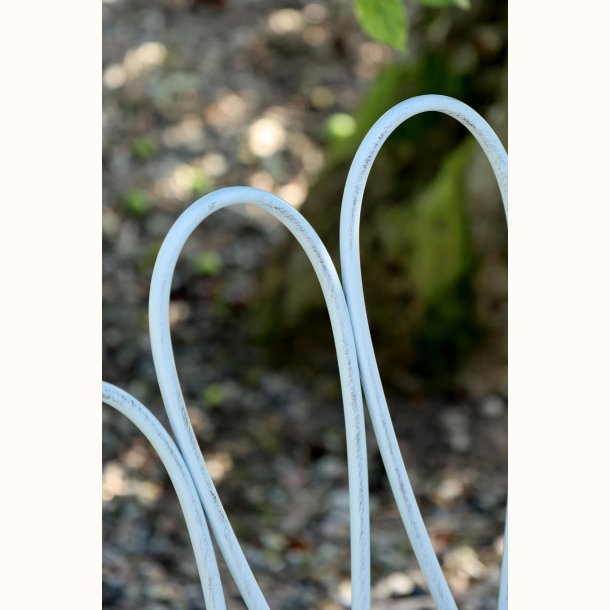 detalje af stoleryg i lysebl�t jern caf�s�t